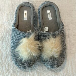 BRAND NEW Women’s Size 7-8 slippers